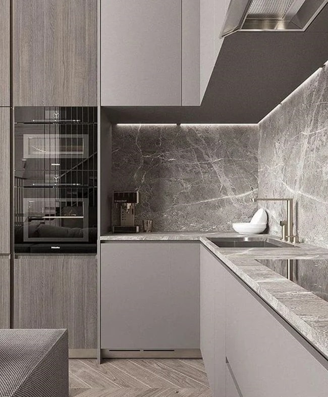 Tiras LED en los muebles altos de cocina