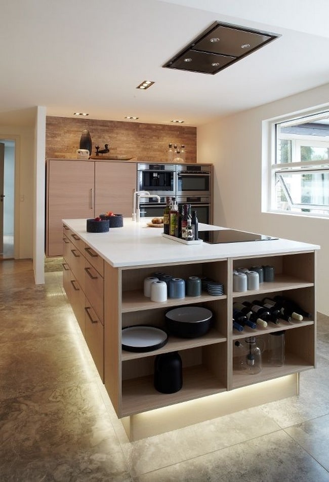 Tiras LED debajo de la isla de cocina
