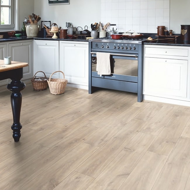 Cocina moderna con pavimento laminado