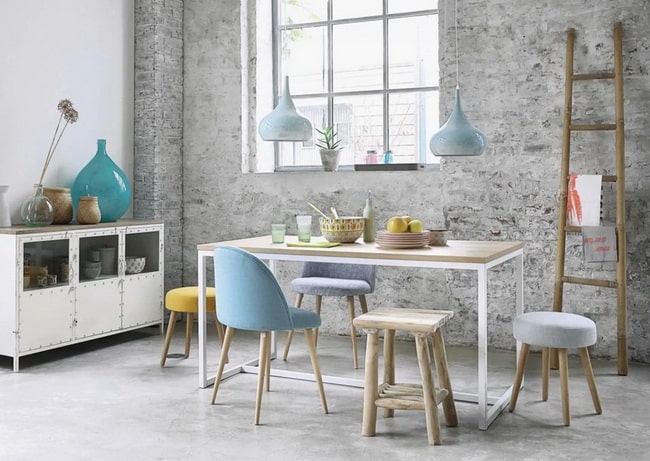 Comedor moderno con mesa de madera