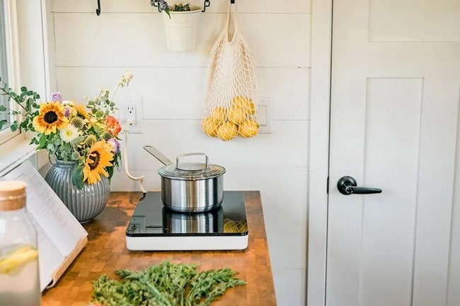 Cocina de una minicasa rodante