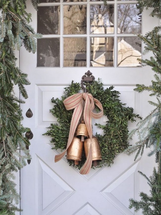 Corona de Navidad en la puerta de casa