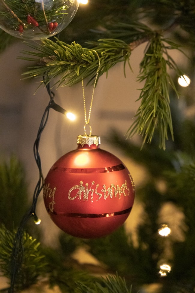 Adornos de Navidad en rojo, verde y dorado