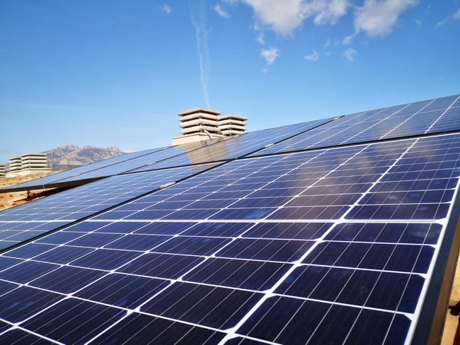 Techo con paneles solares