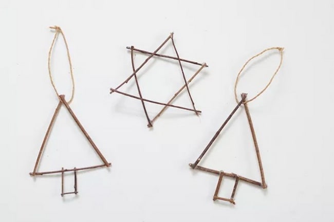 Adornos navideños con ramas secas