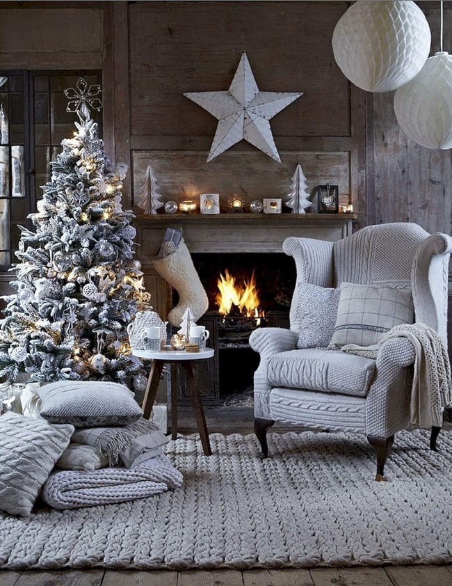Decoración navideña en blanco y plata