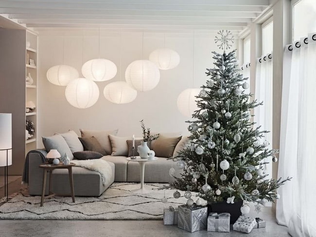 Árbol de Navidad decorado en blanco y plata