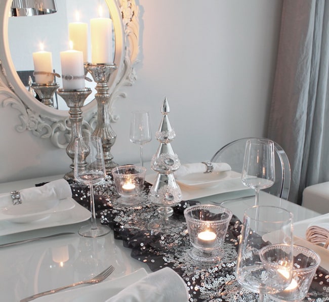 Mesa en blanco y plata