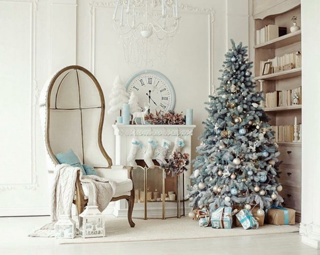 Decoración navideña en blanco y azul