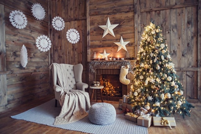 Decoración navideña en blanco y madera