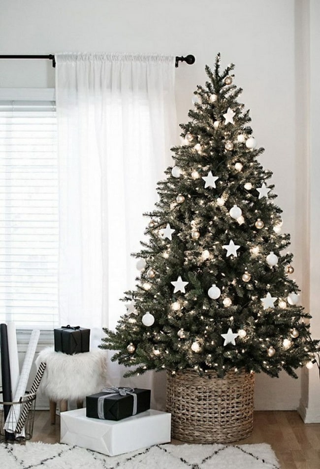 Árbol de Navidad en una cesta de mimbre