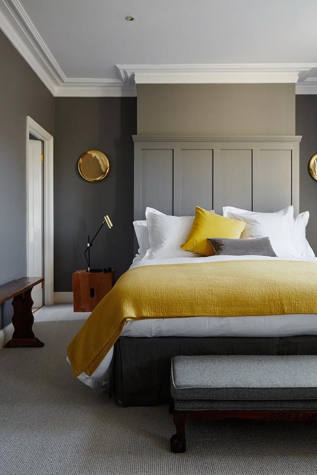 Illuminating y Ultimate Gray en el dormitorio