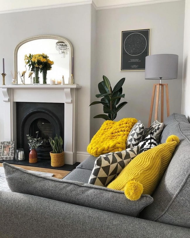 Gris y amarillo en el salón