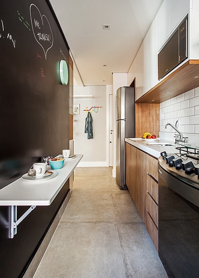 Cocina estrecha con barra