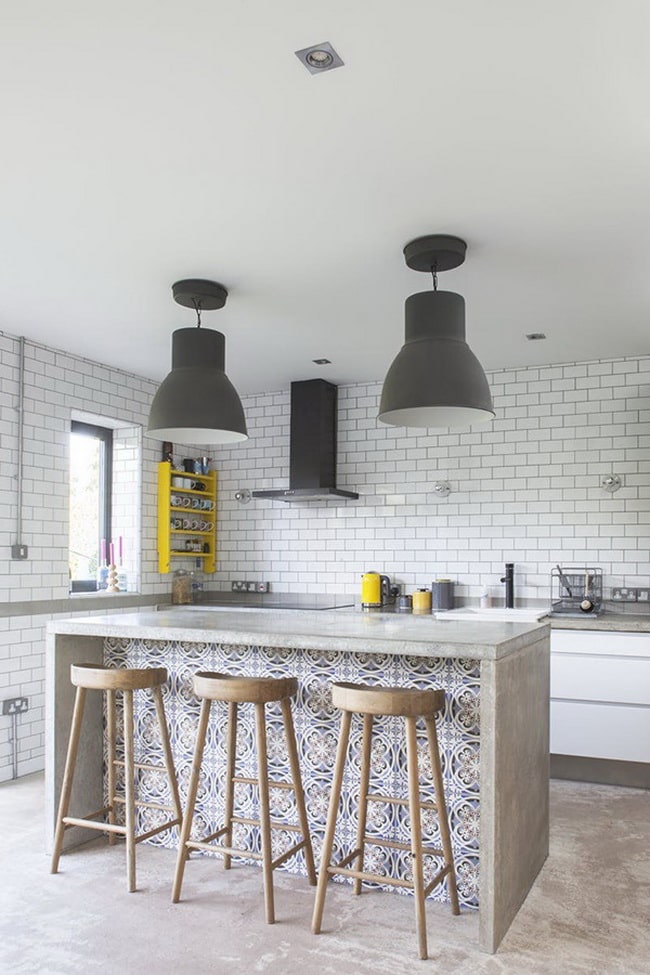 Isla de cocina con banquetas de madera altas
