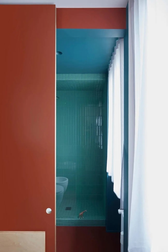 Baños en rojo y azul