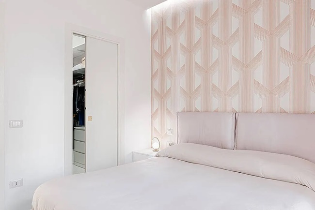 Papel pintado en una pared en el dormitorio