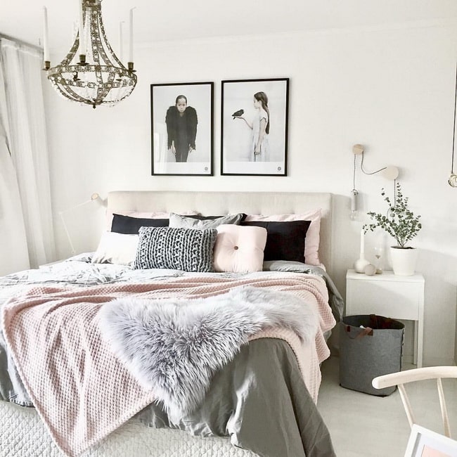 Cama con cojines y mantas