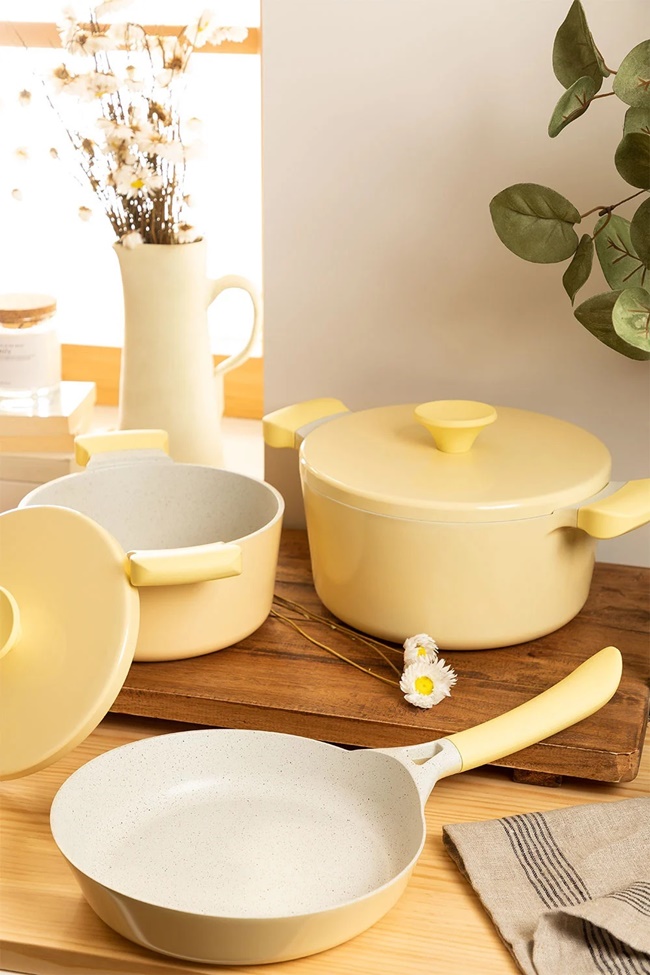 Batería de cocina amarillo pastel