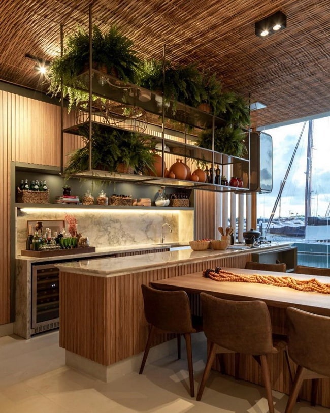Estantes flotantes sobre la barra de cocina