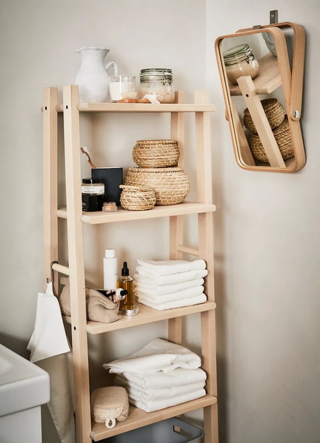 Pequeños cestos para organizar el baño