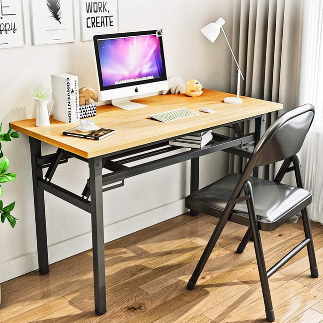 Mesa de escritorio de madera con estructura met+alica