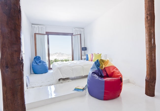 Un poco de color en un dormitorio en tonos neutros