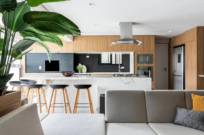 Cocina abierta moderna con detalles tropicales