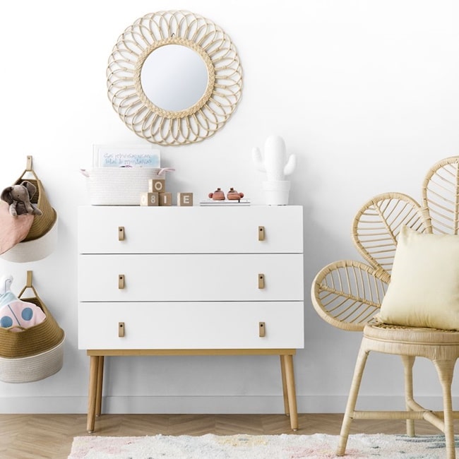 Cómodas blancas con detalles en madera