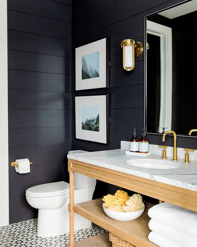 Baños en negro y madera
