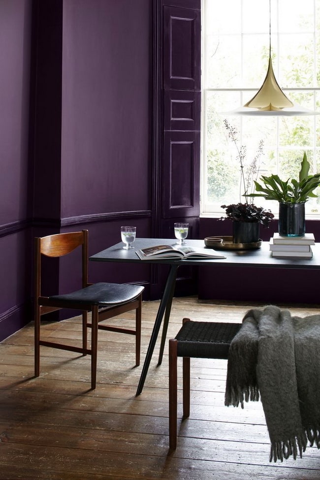 Morado y negro para decorar el comedor