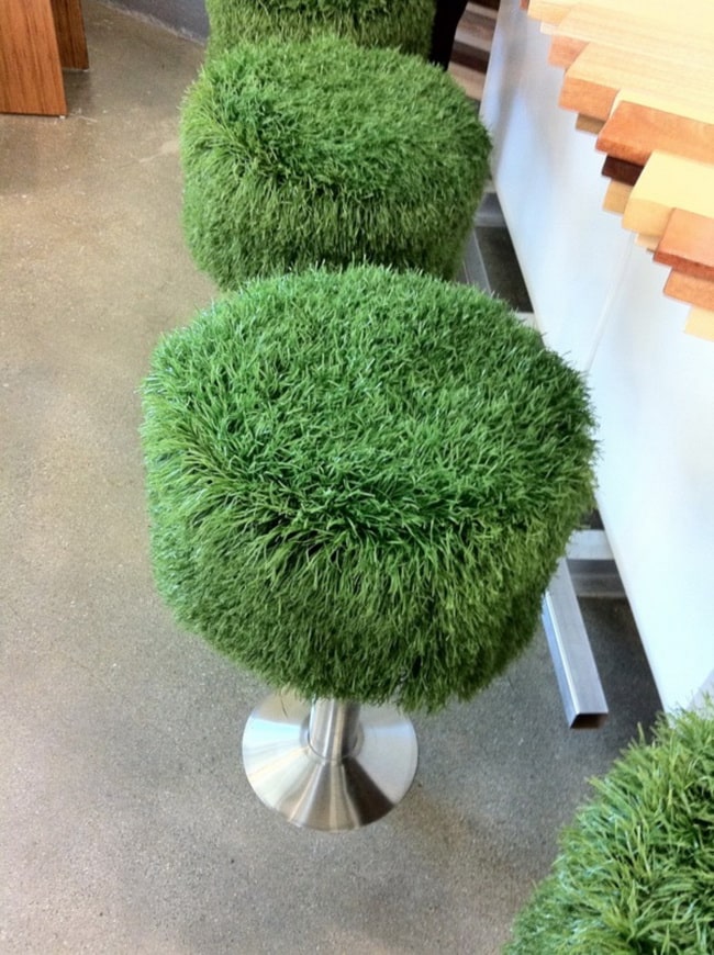 Muebles forrados con césped artificial