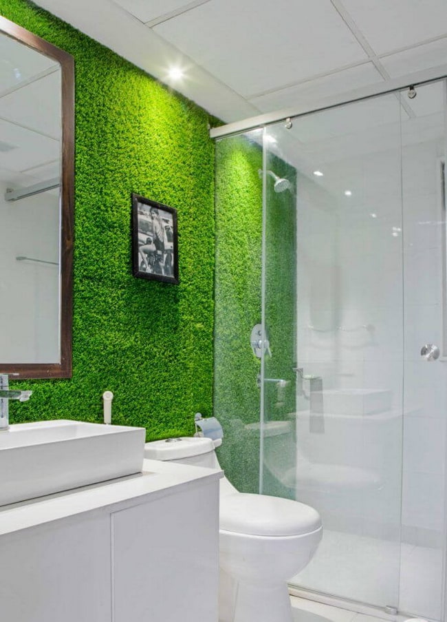 Césped artificial en el baño