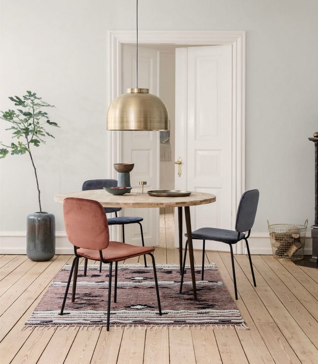 Lámpara de techo colgando sobre la mesa