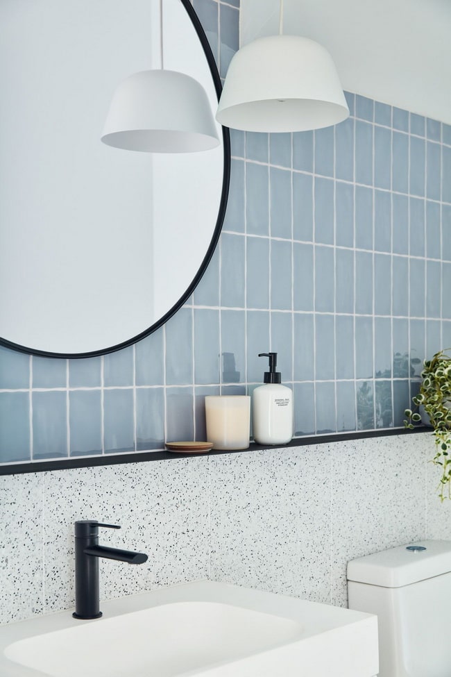 Azulejos de otro color en el cuarto de baño
