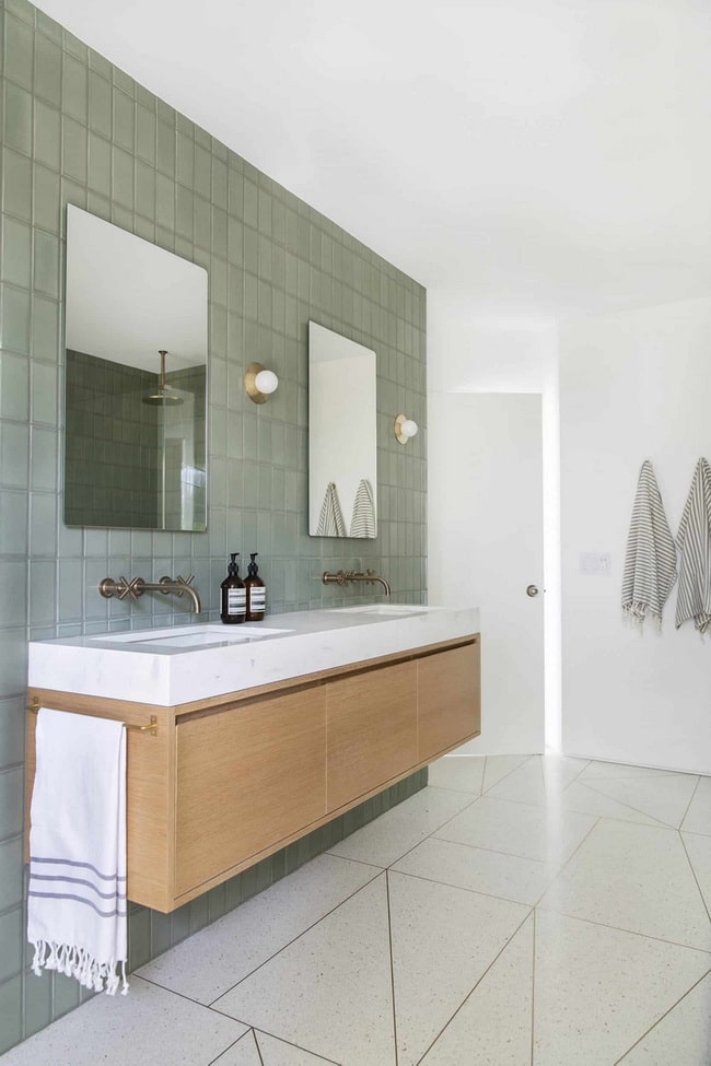 Cómo crear una pared de contraste en el baño