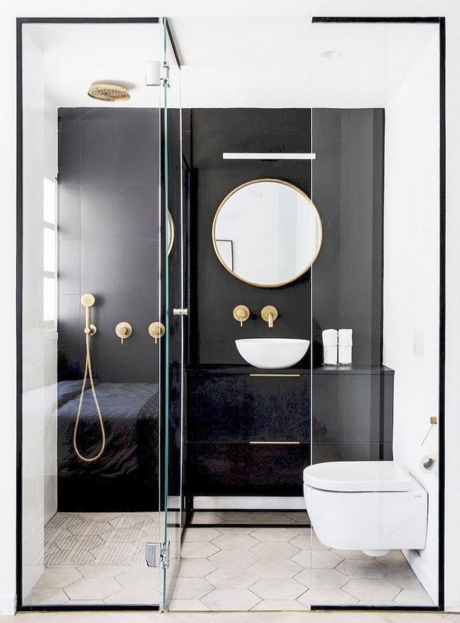 Cómo crear una pared de contraste en el baño
