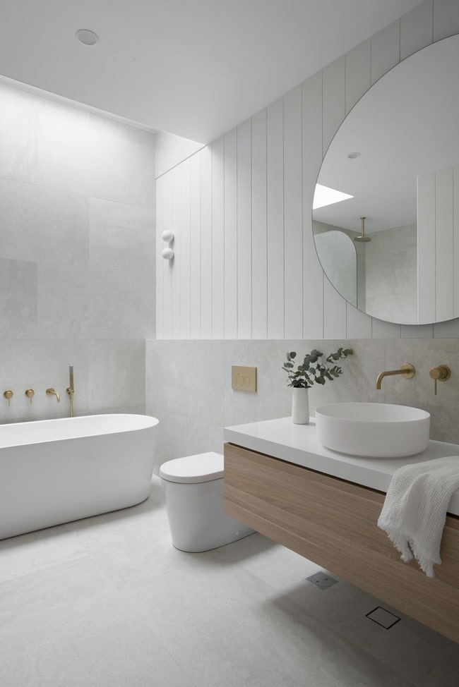 Cómo crear una pared de contraste en el baño