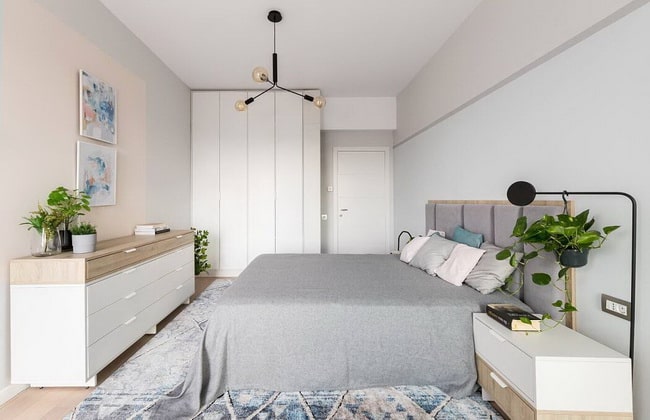 Dormitorio en blanco, madera, gris y detalles en azul