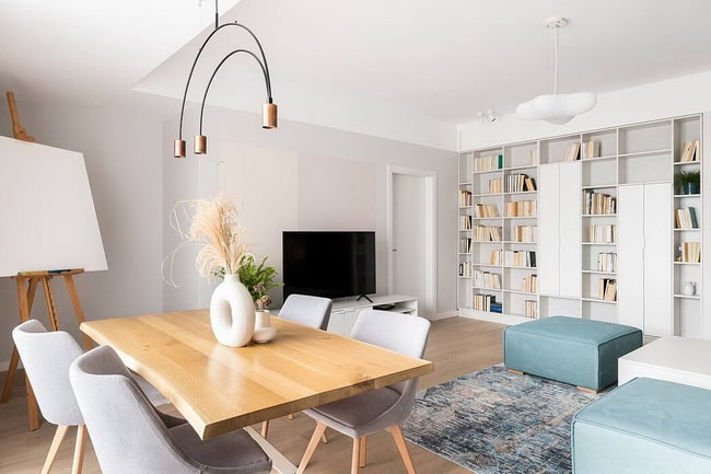 Blanco, azul y madera para decorar