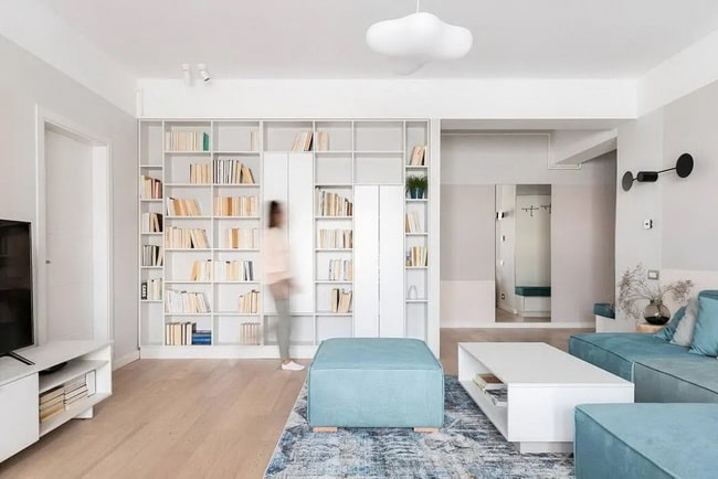 Decoración en blanco, azul y madera