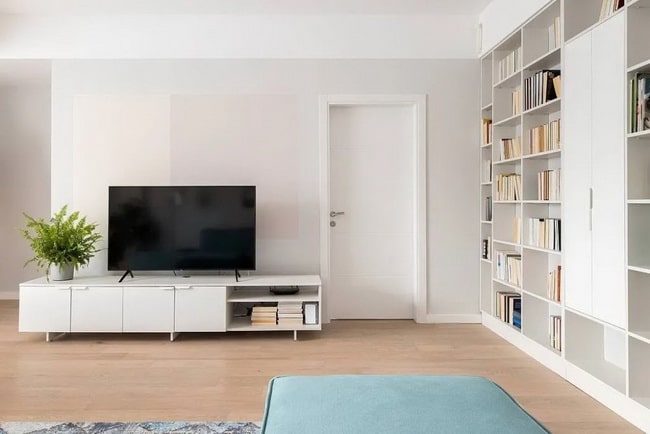 Decoración en blanco, azul y madera