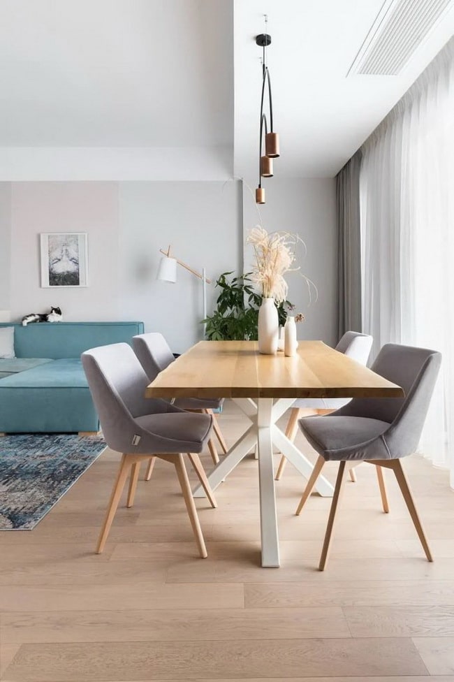 Decoración en blanco, azul y madera