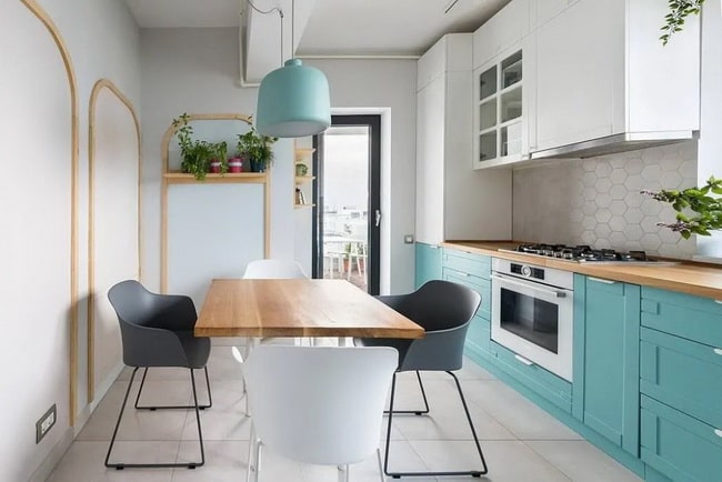 Muebles de cocina en azul y encimera de madera