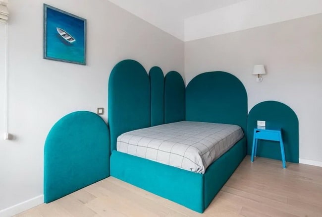 Dormitorio en azul, blanco y madera