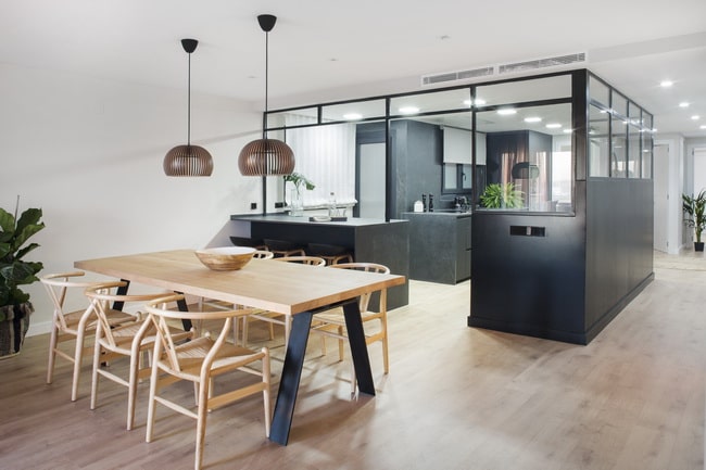 Una cocina en el centro de la casa como protagonista