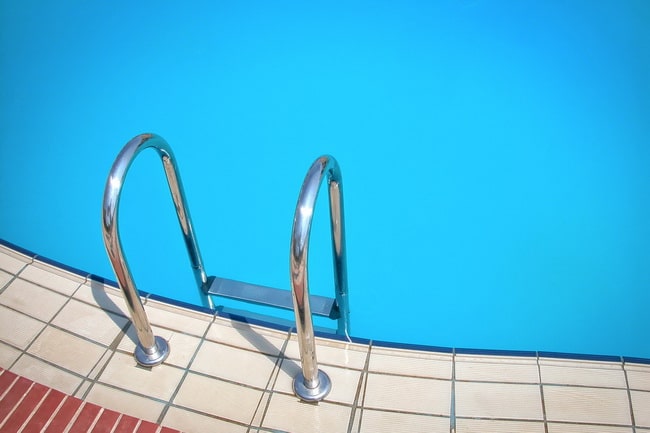 Cómo elegir la pintura adecuada para tu piscina