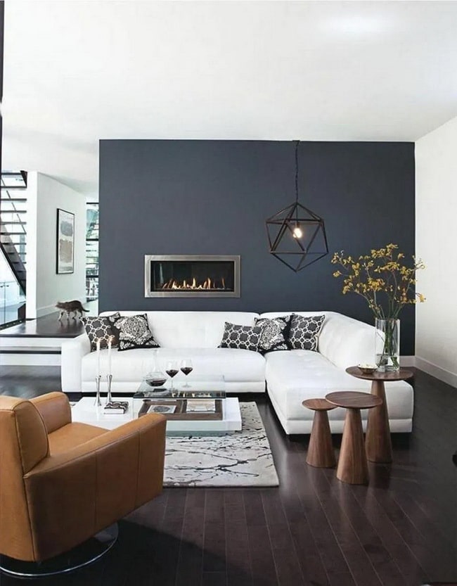 Salón moderno con una pared en azul oscuro