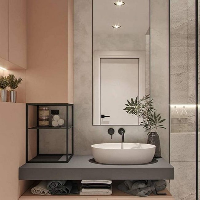 Grifería de pared y lavabo sobre encimera