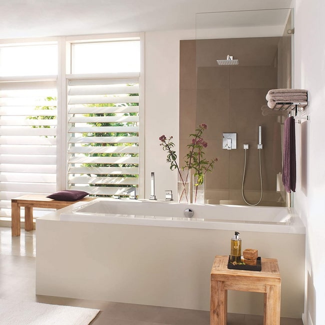 Duchas de pared en baño con bañera